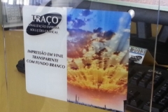 Impressão em vinil adesivo transparente.