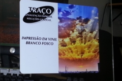 Adesivo fosco. Acabamento acetinado.